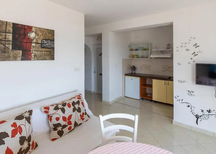 2 Bedroom Awesome In Appartement